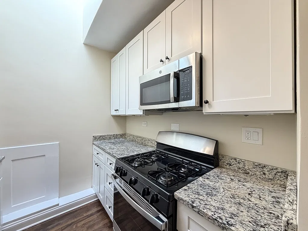 Astounding 2 Bed, 1 Bath at Elm Street + Chestnut (Winnetka) — Photo 4