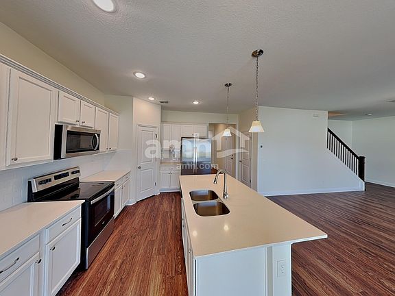 3rd image of 815 Heavenly Dr