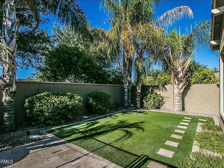 2560 E Wisteria Dr — Photo 21
