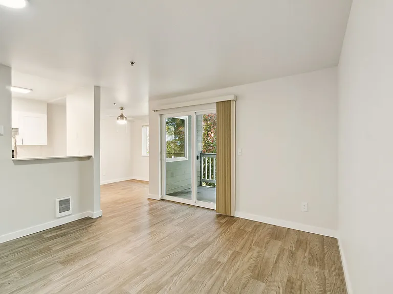 Spinnaker Apartments — Photo 15