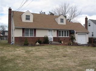 185 W 19th St, Huntington Station, NY 11746