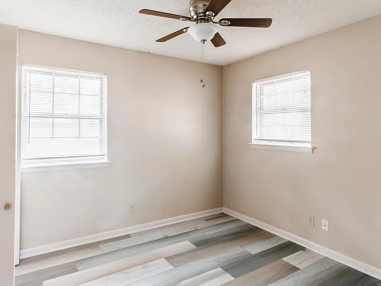 8725 Claremont Ave — Photo 12