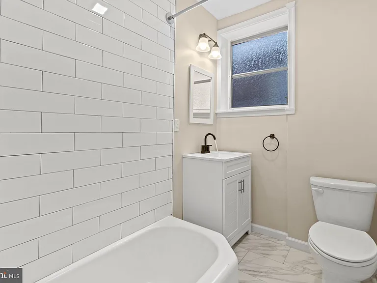 1744 Johnston St — Photo 11