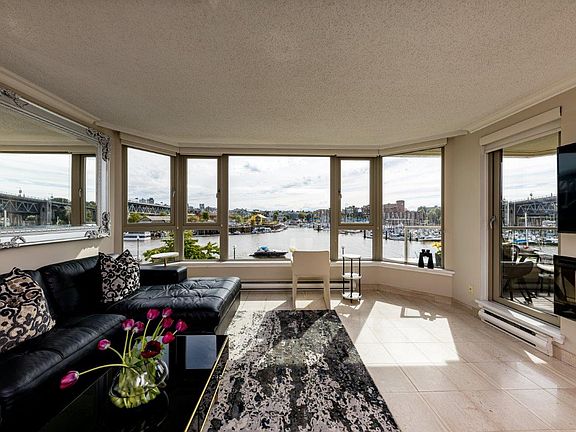 2nd image of 1675 Hornby St #304