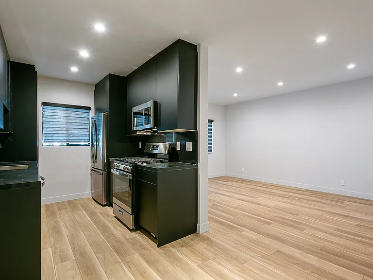1917 Montrose St #8 — Photo 3