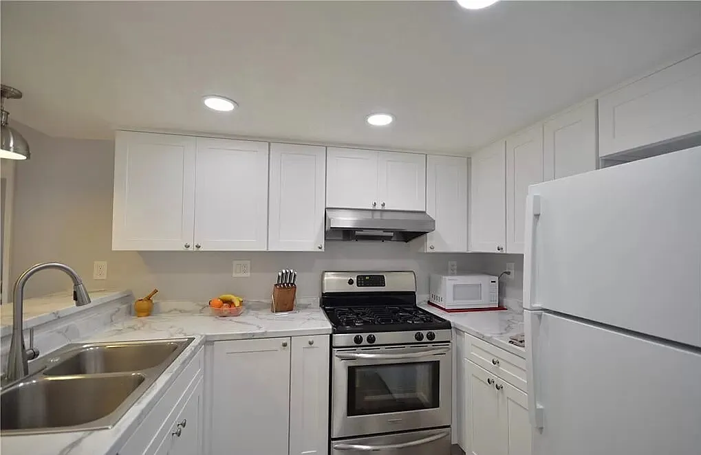 1 bed, 1.0 bath, 798 sqft, $1,900 — Photo 2