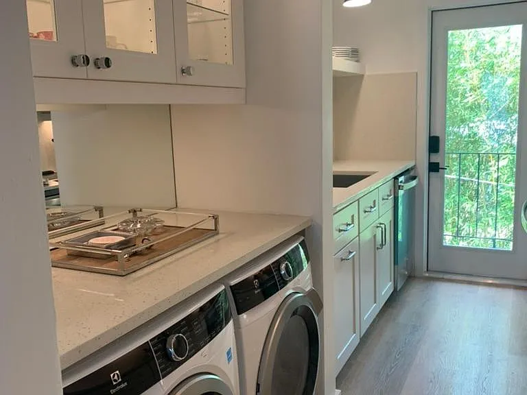 quartz countertops and backsplash