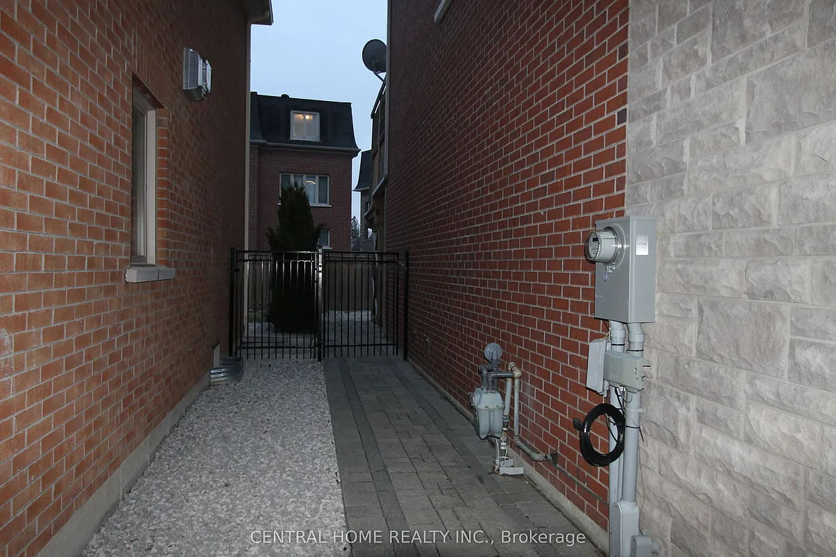 Building Photo - 73 Headwater Cres