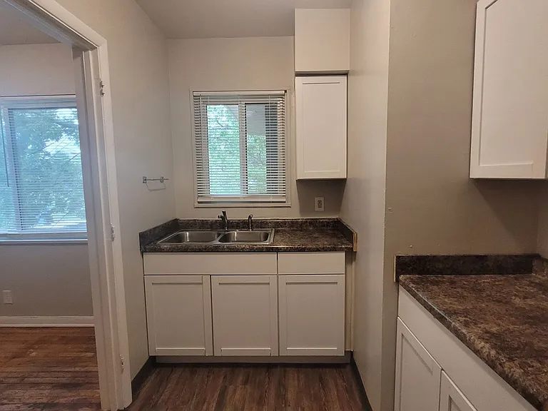 1433 SW Lincoln St — Photo 2