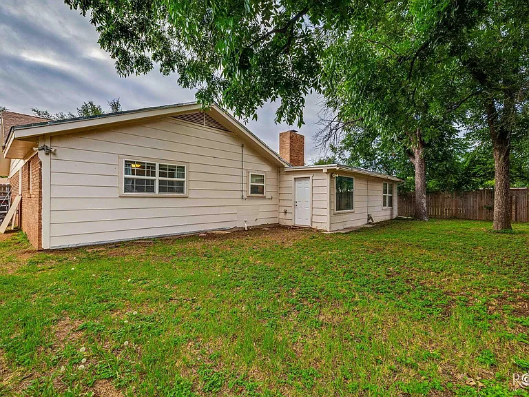 213 Twin Oaks Dr — Photo 6