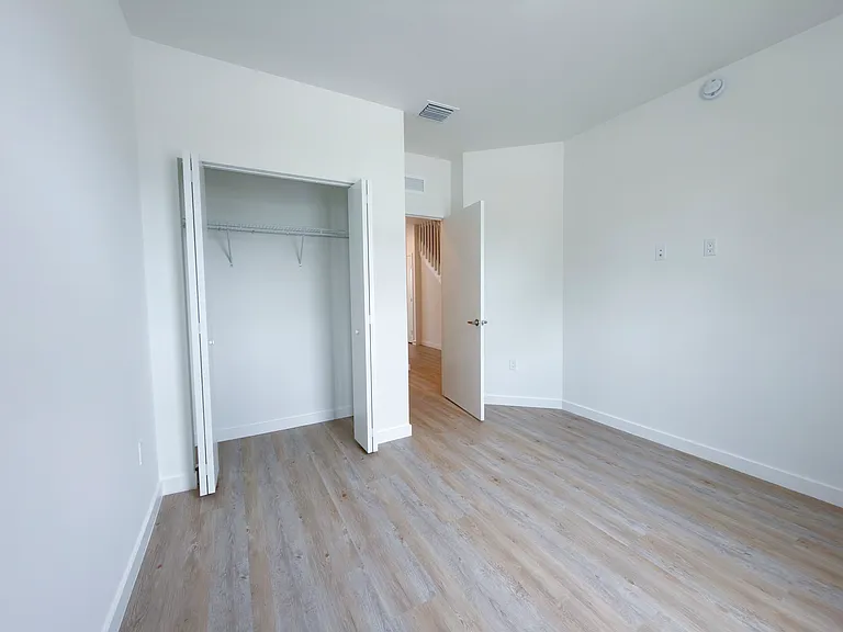 142 NW 10th Pl — Photo 13