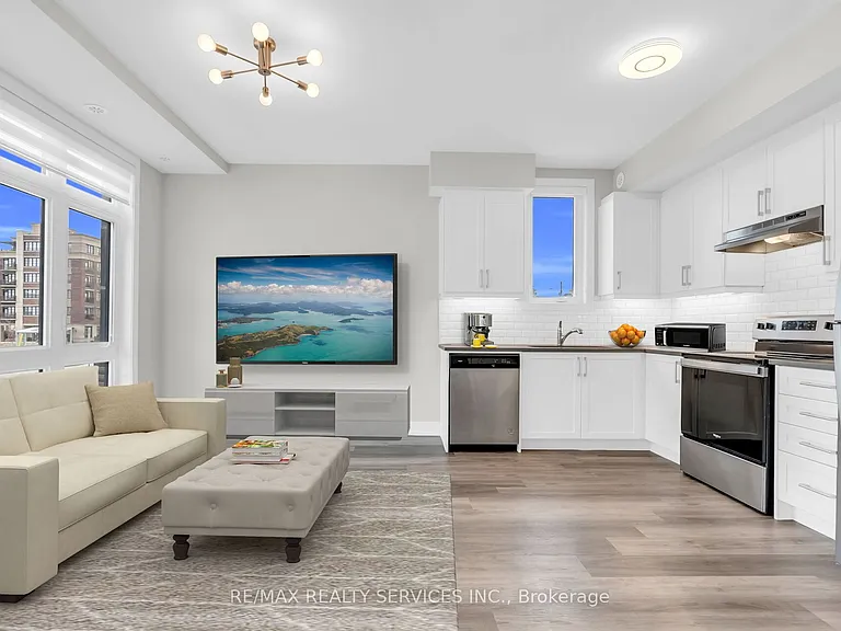 1 Bond Cres #5 — Photo 4