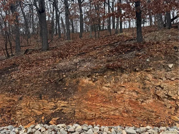 185 Navajo Rd, Lake Ozark, MO 65049