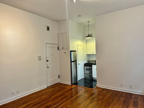 5th image of 271 W 72nd St #1B