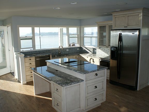 4th image of 4003 Priest Point Dr NE
