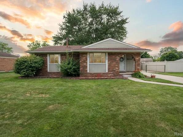 18154 Doncaster Ct, Brownstown, MI 48193