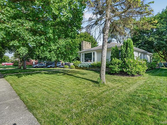 2nd image of 1124 E Windemere Ave
