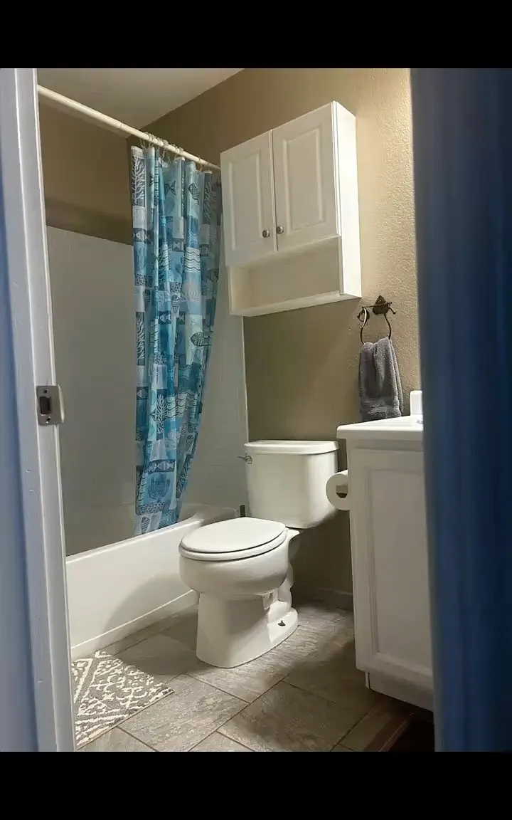 4 bed, 2.5 bath, 2250 sqft, $800 — Photo 2