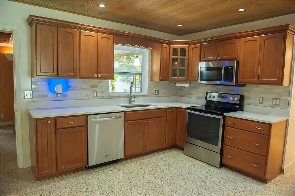 3 bed, 2.0 bath, 1016 sqft, $2,100 — Photo 2