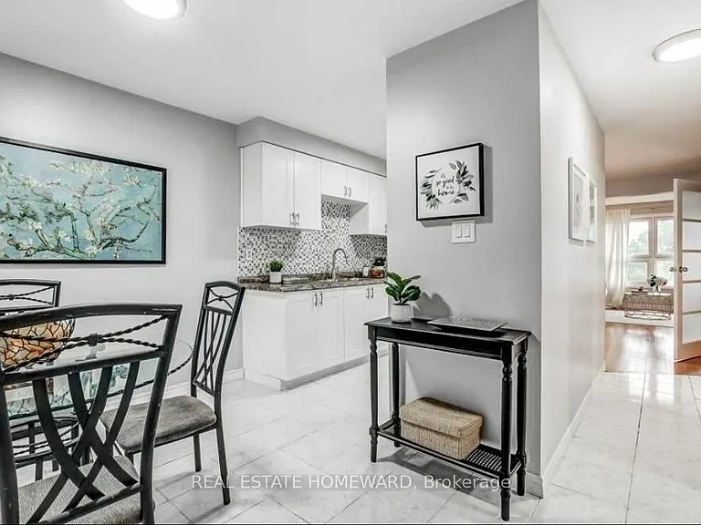 2336 Malcolm Cres — Photo 7