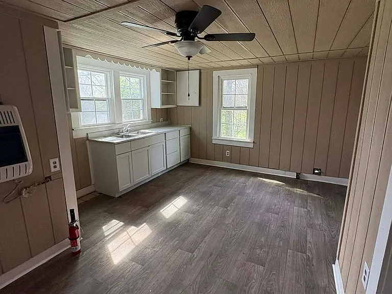205 Leslie Ave — Photo 3