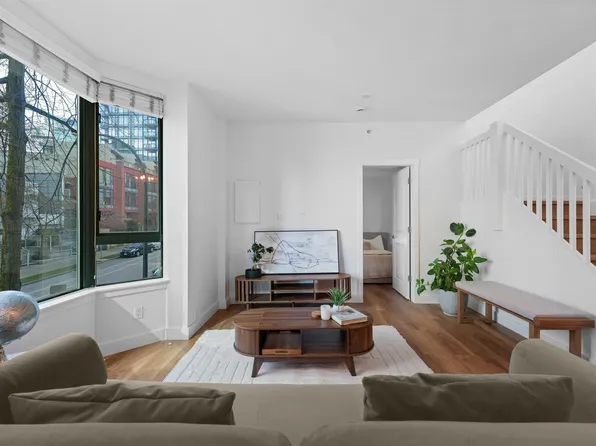1238 Melville St #203, Vancouver, BC V6E 4N2