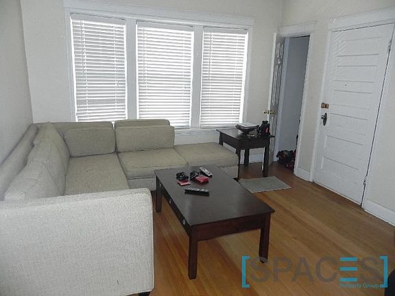 3rd image of 3813 N Ravenswood Ave
