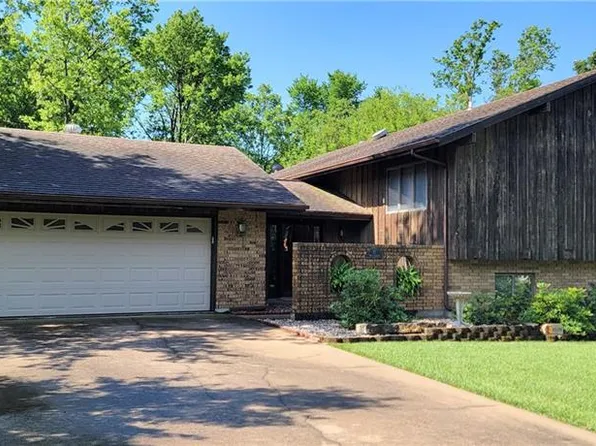 21 W Edwards St, Iola, KS 66749