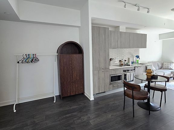 4th image of 3 Gloucester St #512