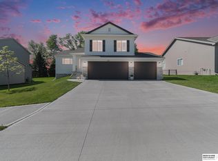 17805 Palisades Dr, Omaha, NE 68136