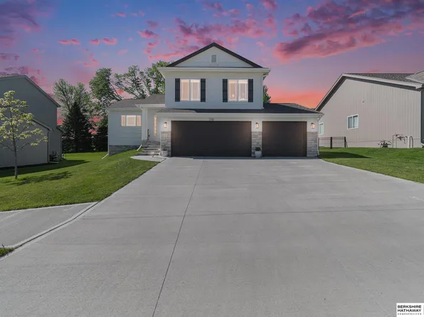 17805 Palisades Dr, Omaha, NE 68136