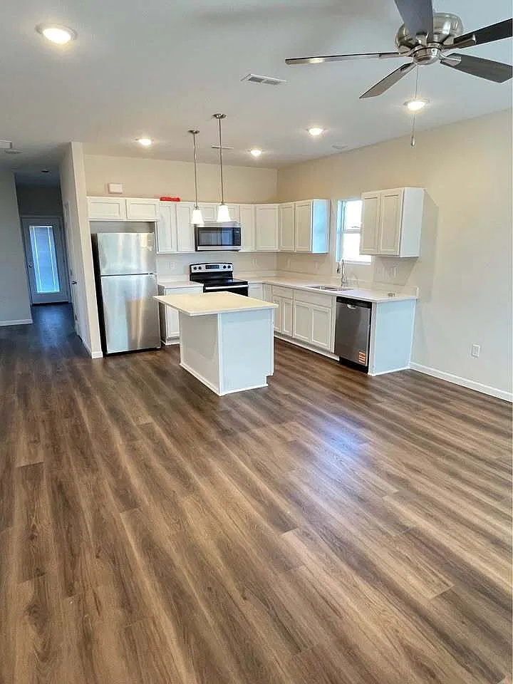338 W Castle St - 1 — Photo 3