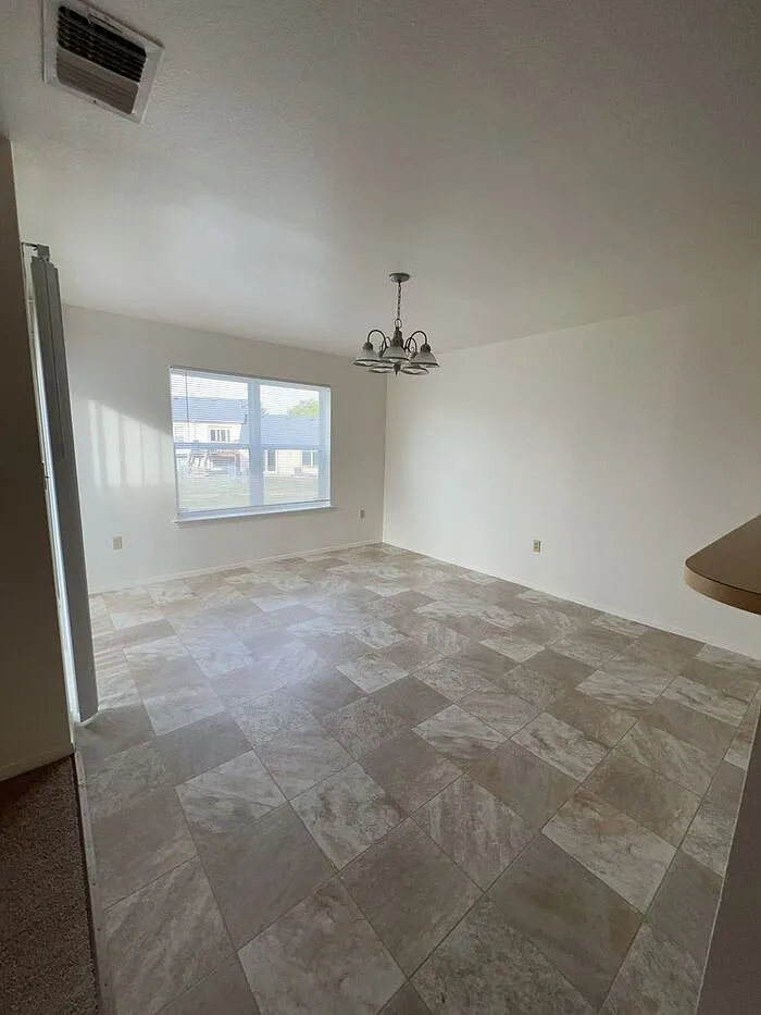 3 bed, 2.5 bath, 1328 sqft, $1,696 — Photo 3