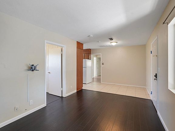 4th image of 5261 W Elliott Ave #1/2