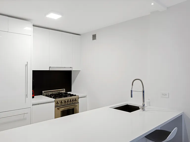 301 W 53rd St #4H — Photo 7