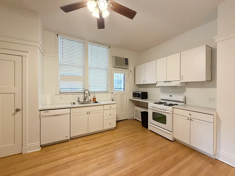 415 W Surf St #1A — Photo 22