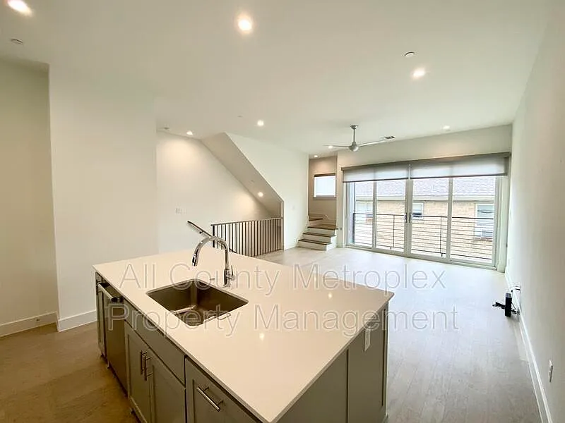 Building Photo - 6022 Lewis St #102