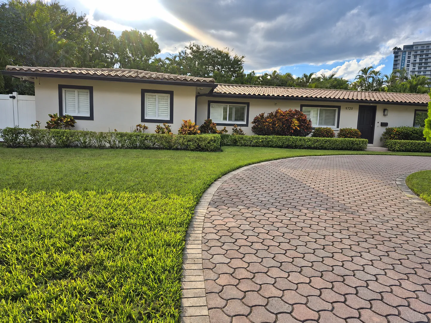 4 bed, 2800 sqft, $12,000 — Photo 2