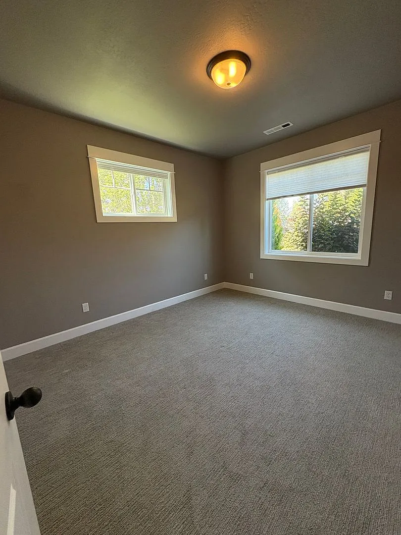 Beautiful 3 Bedroom 2 Bathroom Home in East Medford — Photo 3
