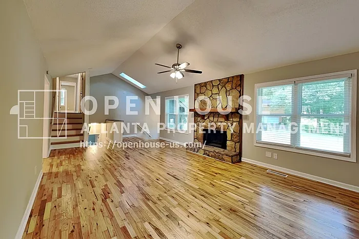 3 bed, 2.0 bath, 2260 sqft, $2,300 — Photo 4