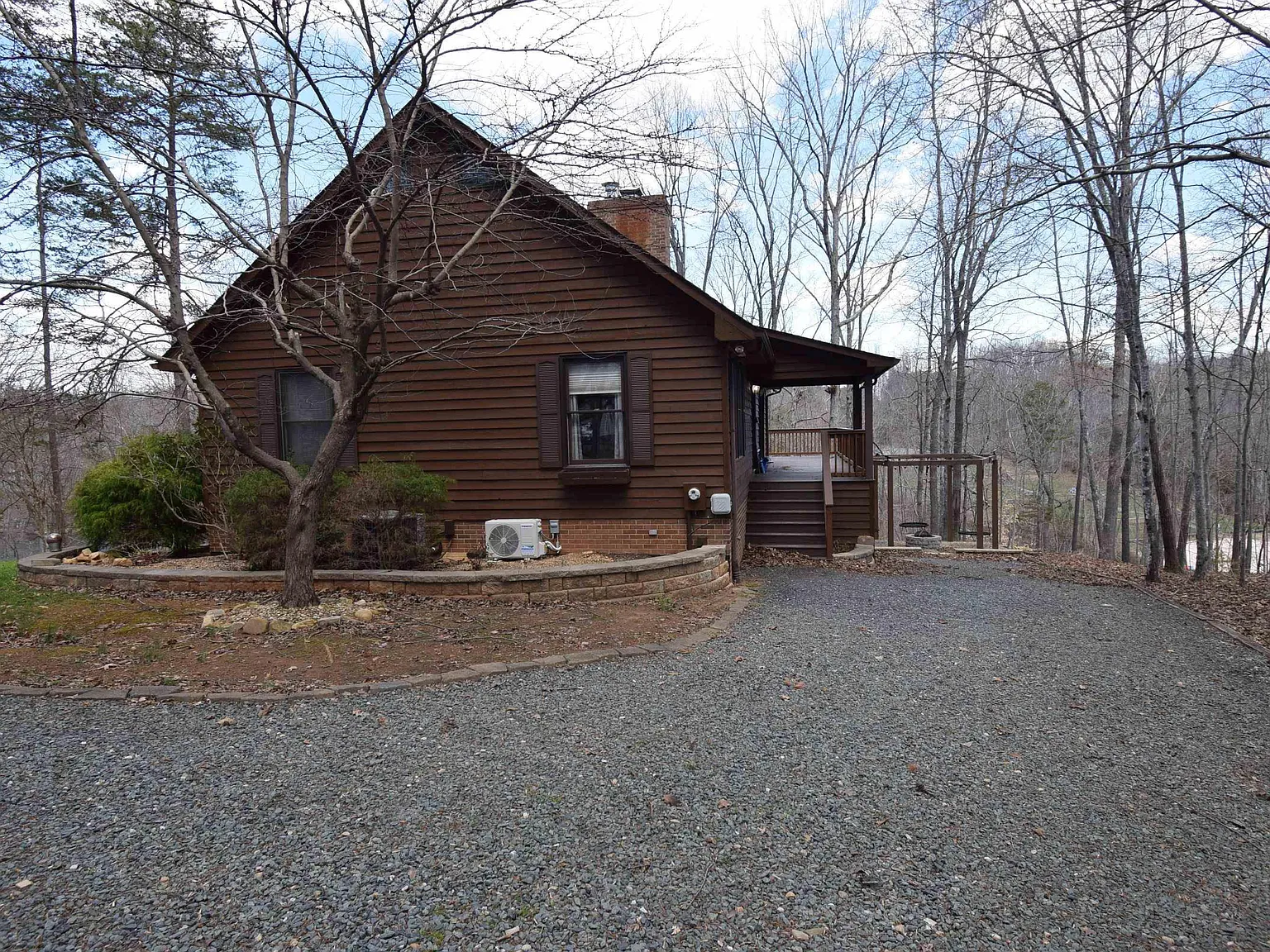 3 bed, 2.0 bath, 1601 sqft, $2,300 — Photo 1