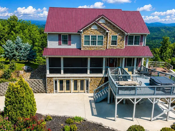 706 Chestnut Dr, Gatlinburg, TN 37738