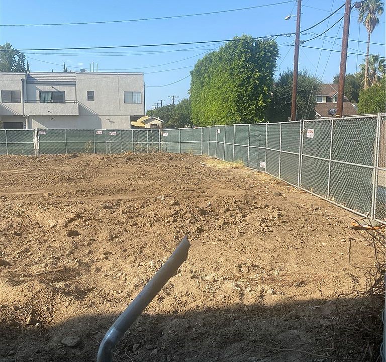 1st image of 5754 Woodman Ave #2