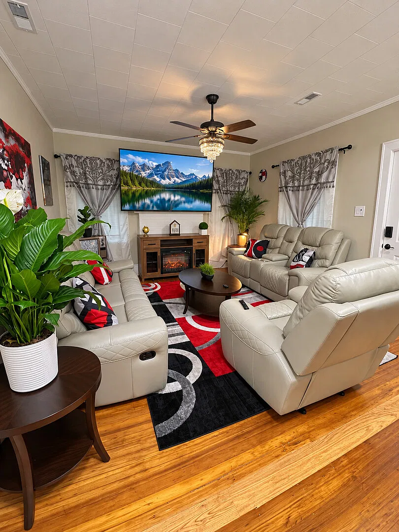 4 Beds | King | 85" TV | 5min to WSSU & Downtown — Photo 1
