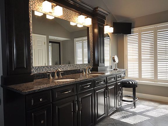 double sink w/ make-up area