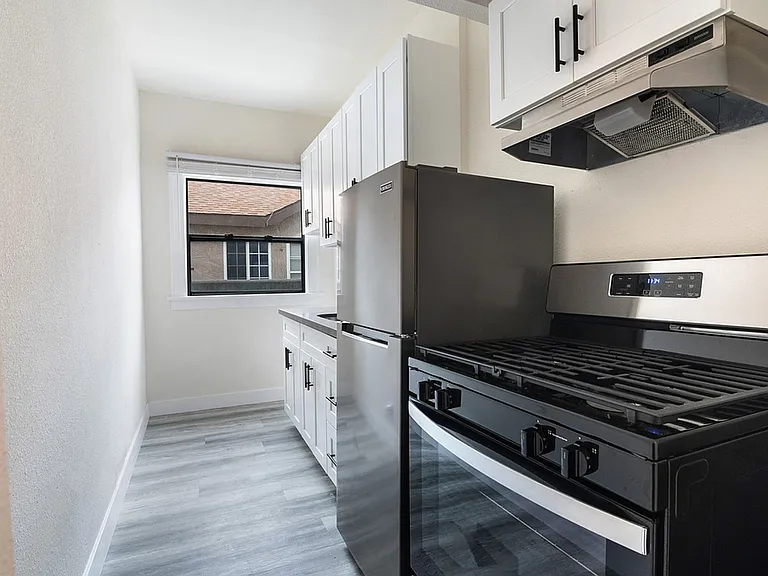 27th Street Studios and One Bedrooms — Photo 44
