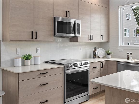 4th image of 10330 Ashworth Avenue N #B