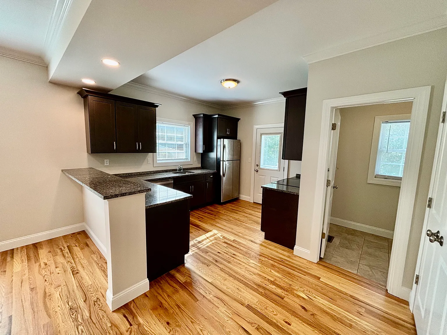 2 bed, 1.5 bath, 1330 sqft, $3,000 — Photo 2