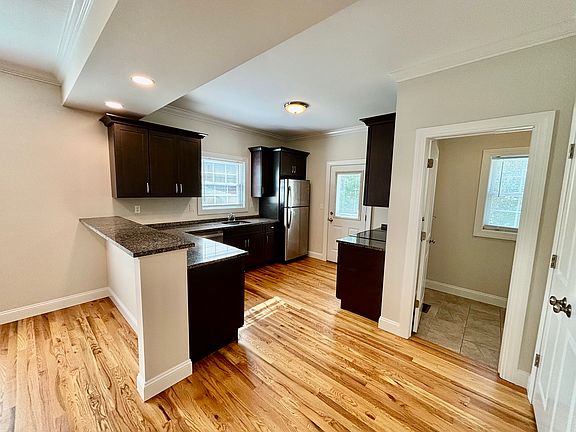 3rd image of 16 White Oaks Ter