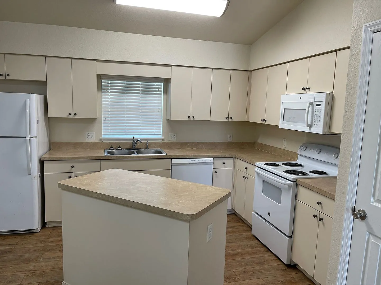 3 Bedroom/2 Bathroom Duplex — Photo 2